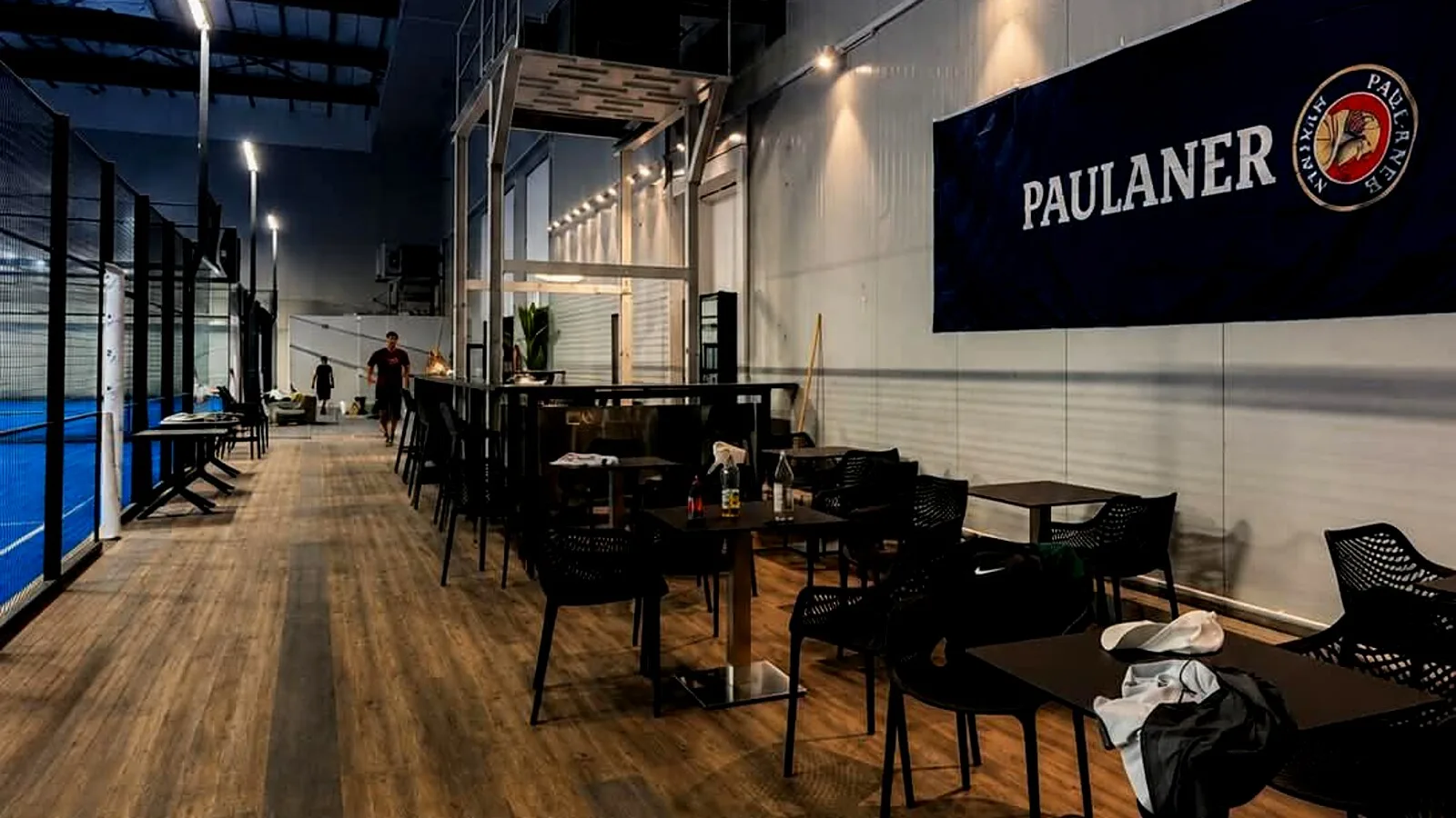 Gastro- und Loungebereich der PDLX-Halle mit Blick auf die Courts